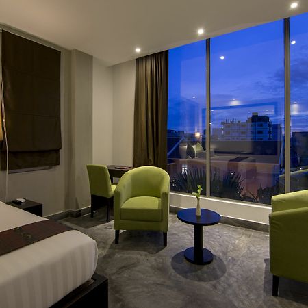 The Palm Boutique Hotel & Residence Phnom Penh Exterior foto